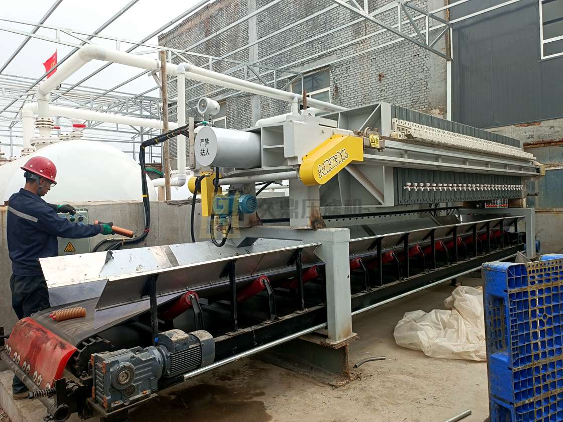 湖北某化工廠污水處理現場，使用250平方皮帶輸送一體壓濾機一臺 (2).jpg